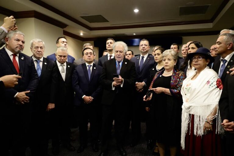 Representantes mundiales, incluido Chile, llaman al Congreso de Guatemala a entregar el poder presidencial a Arévalo