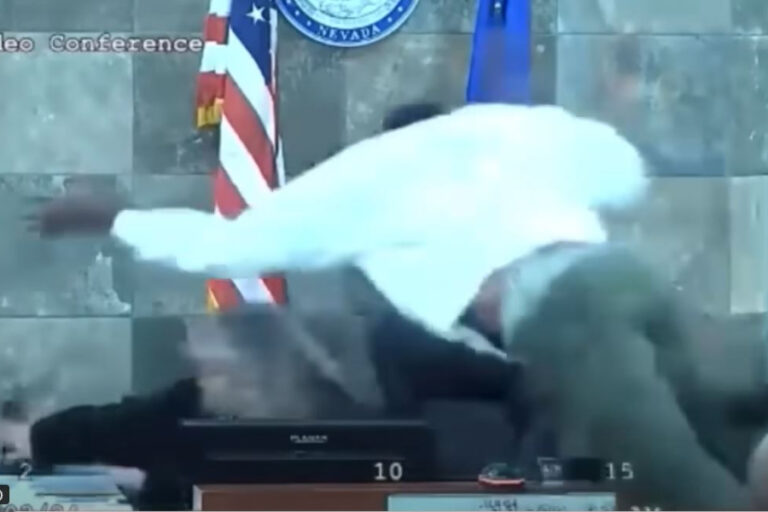 Estados Unidos: Hombre ataca a jueza en pleno tribunal por negarle la libertad condicional