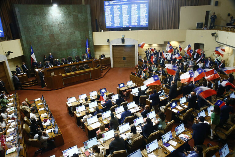 Avanza proyecto que establece la obligación de cantar el himno nacional e izar la bandera en los colegios