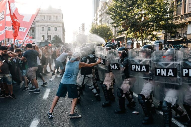 Ciudadano chileno es detenido en medio de protestas en Argentina contra la 