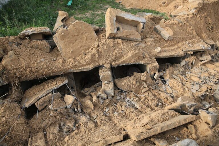 Las fuerzas israelíes han profanado al menos 16 cementerios en Gaza, revelan imágenes satelitales