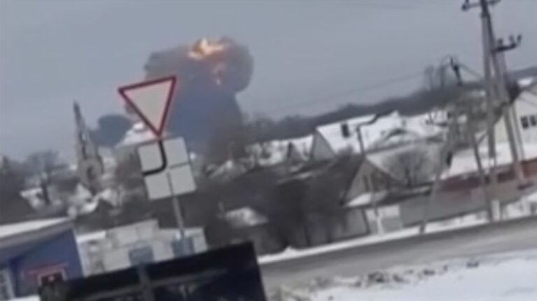 Video muestra el momento en que avión militar ruso se estrelló cerca de la zona fronteriza de Bélgorod