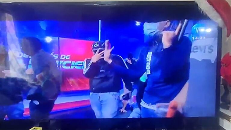 Encapuchados armados se toman un canal de televisión en Ecuador en medio de transmisión en vivo