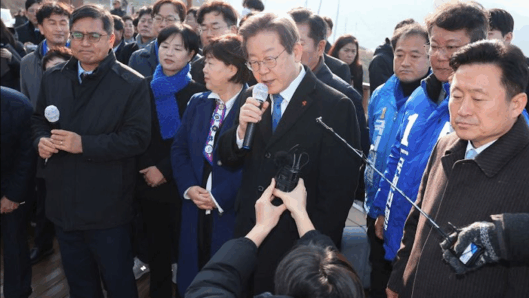 Apuñalan a líder opositor surcoreano, Lee Jae-myung, mientras realizaba una conferencia de prensa