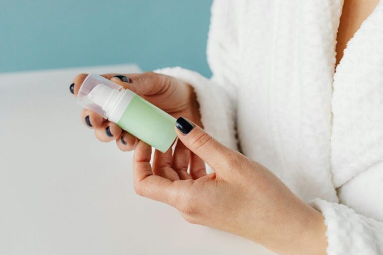 Sernac emite alerta por productos de skincare que incumplen entrega de información crítica
