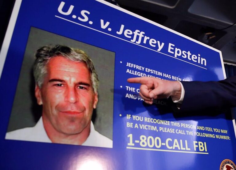 12 víctimas de Jeffrey Epstein denuncian al FBI por supuesto encubrimiento