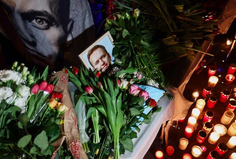 Más de 100 personas han sido detenidas por intentar rendir tributo a Alexey Navalny en Rusia
