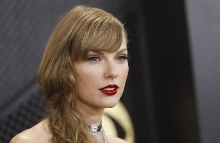 Taylor Swift aterriza en Los Ángeles en la víspera del Super Bowl, tras su show en Tokio