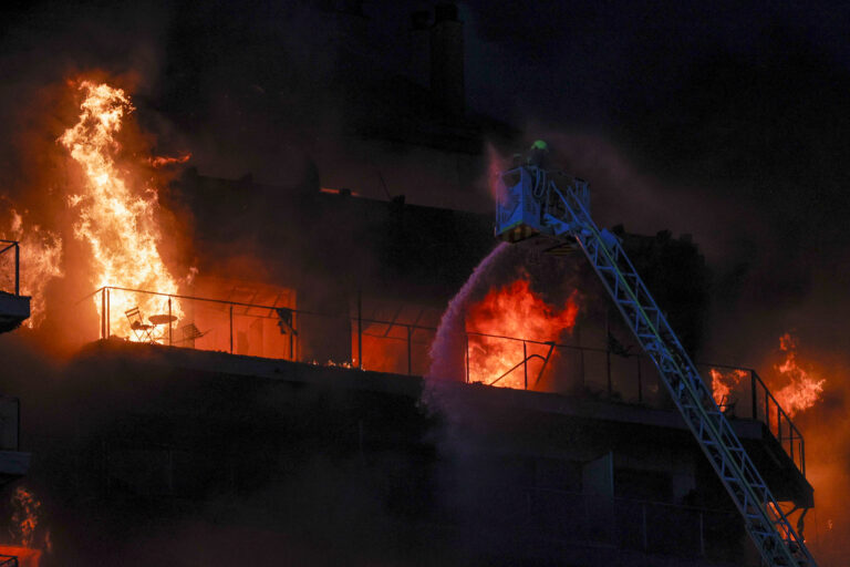 Gigantesco incendio consume edificio de 14 pisos en la ciudad española de Valencia
