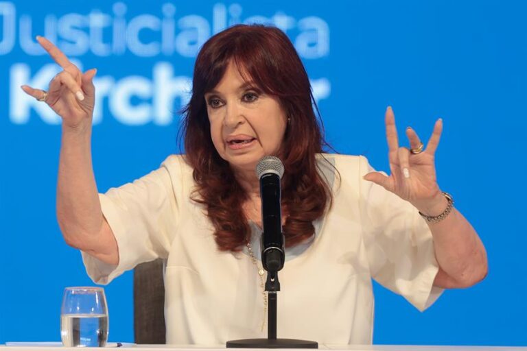 Piden agravar a 12 años la pena a Cristina Fernández en un juicio por corrupción