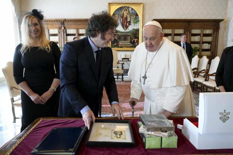 Javier Milei se reunió durante una hora con el papa Francisco: Le regaló alfajores y galletas de limón