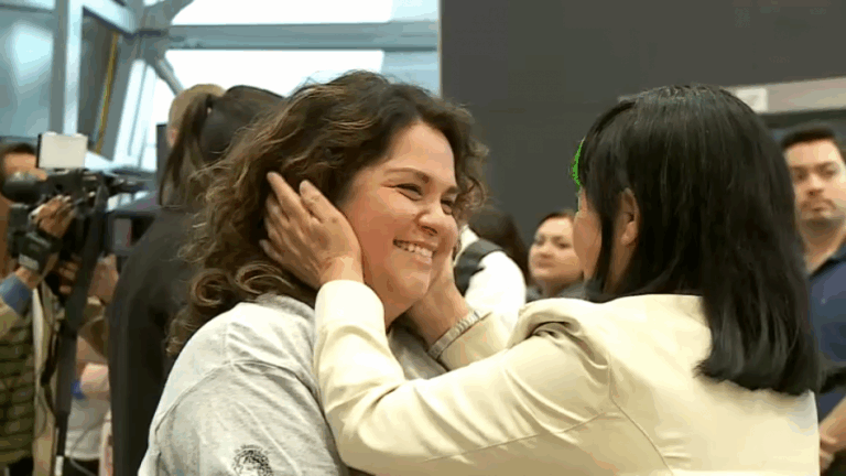 Emotiva reunión: Personas adoptadas ilegalmente en dictadura ya llegaron a Chile y se reencontraron con sus familias