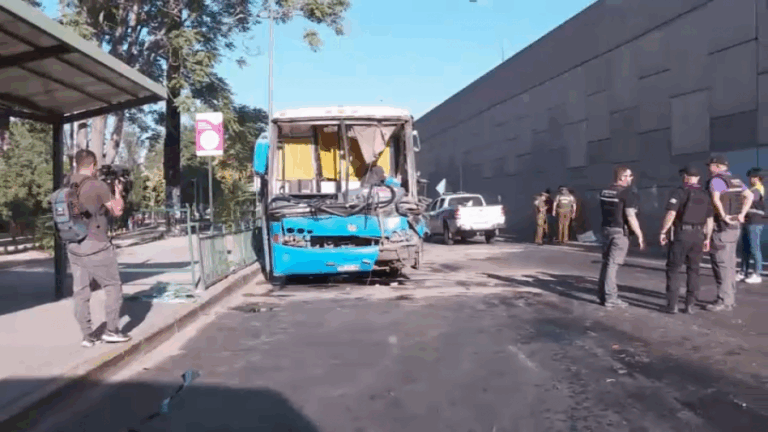 Grave choque entre dos buses deja al menos 19 heridos en Conchalí