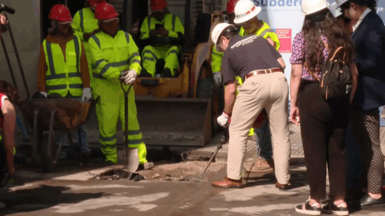 Dan inicio al proyecto de conservación del eje Alameda con trabajos de mantención, reparación de veredas y calzadas