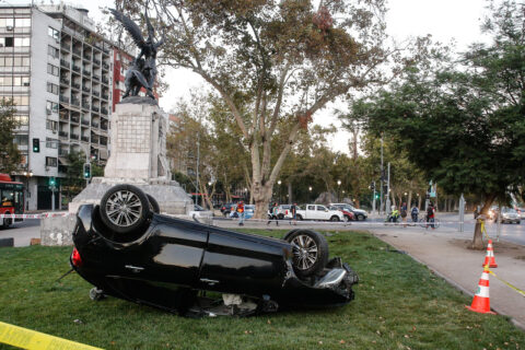 Cámara capta el volcamiento de un auto en plena Plaza Baquedano