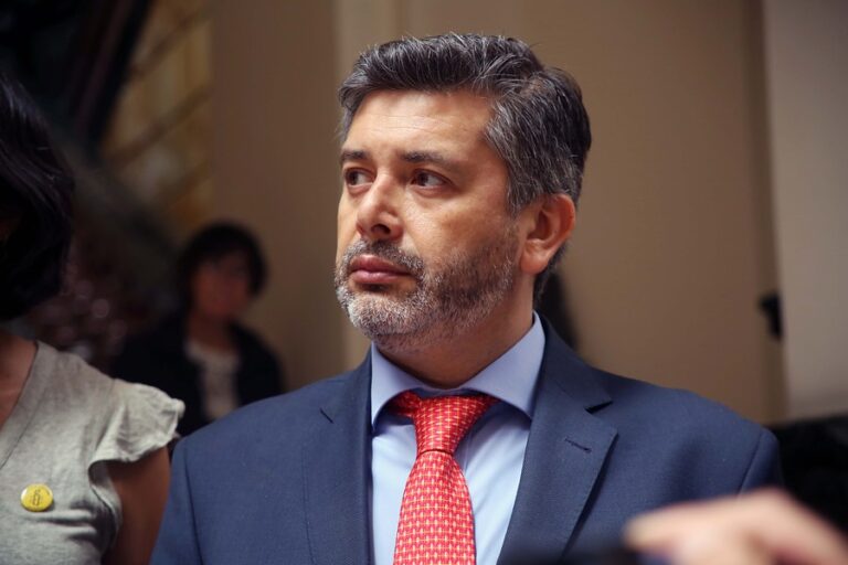 ¿Quién es Daniel Urrutia? Lo que debes saber del juez que autorizó videollamadas para reos ligados al Tren de Aragua