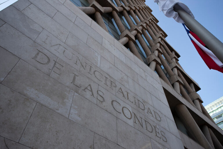 Funcionario de Las Condes es hallado muerto al interior de la municipalidad