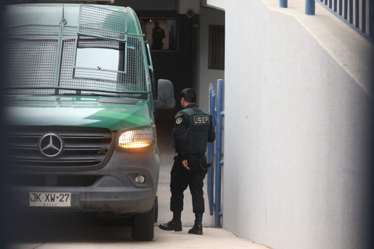 Gendarmería abre sumario administrativo tras muerte de reo que era trasladado en vehículo institucional a Concepción