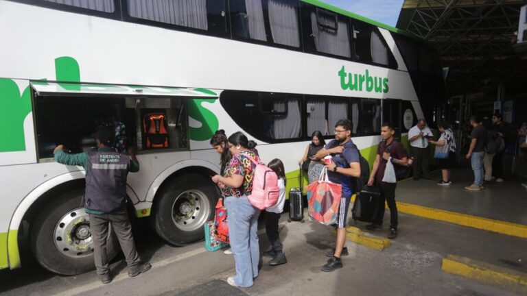 Turbus y Cóndor suspenden viajes a Región de Valparaíso debido a avances de incendios forestales