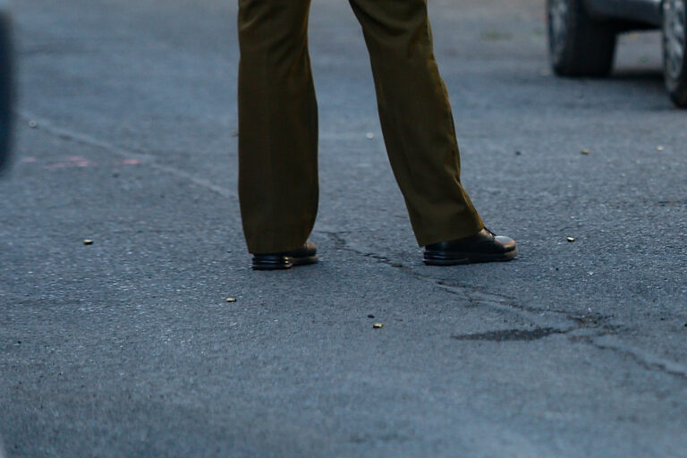 Providencia: Delincuentes dispararon contra furgón para robar artículos deportivos