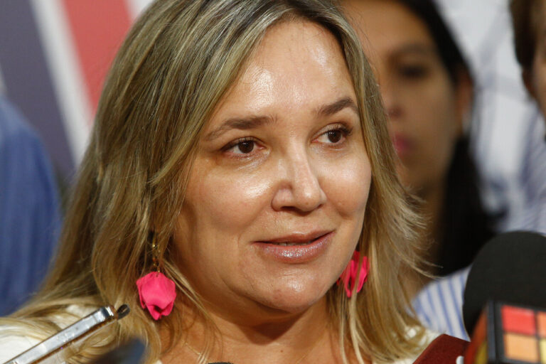 Hoffman asegura que retiro de querellas contra excolaboradores de Piñera es 