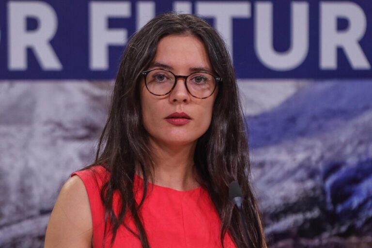 Ministra Vallejo instó a reconsiderar fórmula 