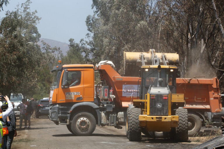 Tras incendios forestales: Tareas de remoción de escombros en Región de Valparaíso alcanzan el 70% de avance
