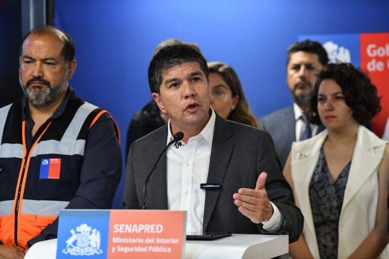 Anuncian la instalación de 2.400 luminarias y 160 estanques de agua en zonas afectadas por incendios en Valparaíso