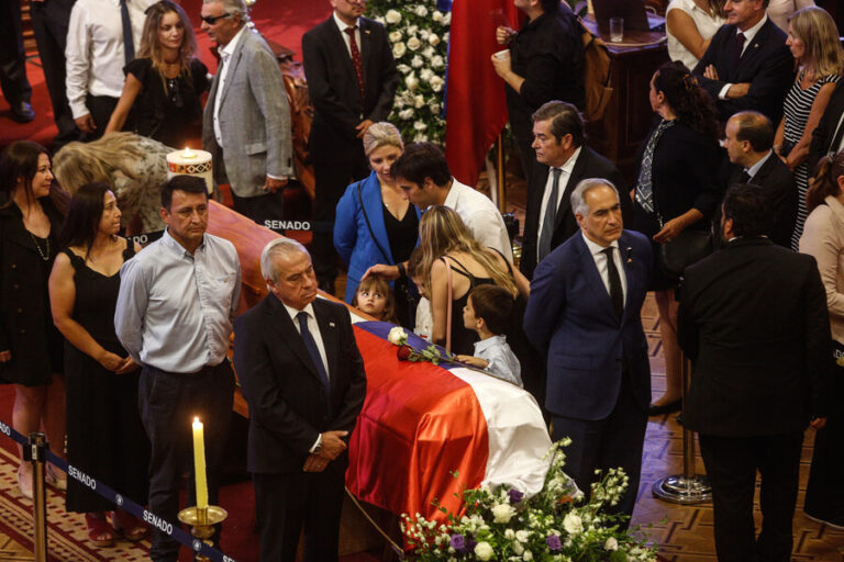 Homenaje de Chile Vamos a Sebastián Piñera fue suspendido por masiva afluencia de público al ex Congreso