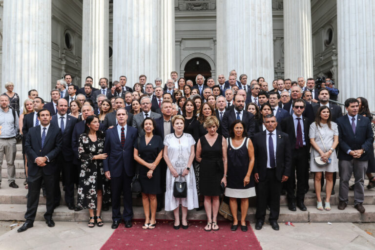 Entonando el himno nacional: Así fue el homenaje que realizaron exministros del Gobierno de Sebastián Piñera