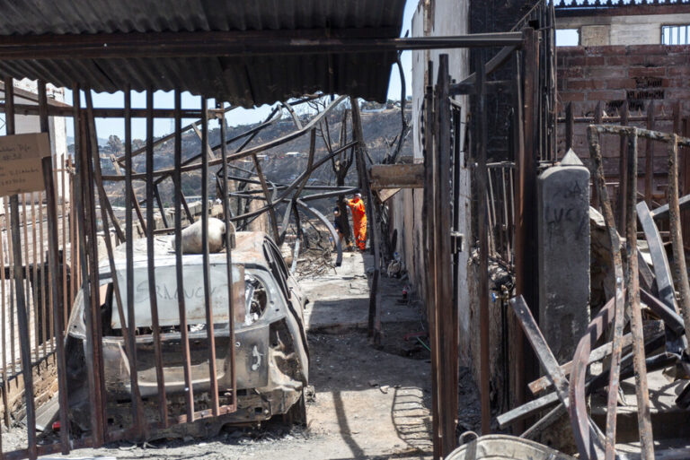 Notarios y conservadores ofrecen atención gratuita a damnificados por incendios: Entregan certificados 