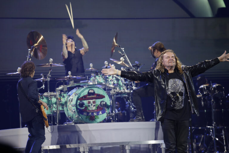 Maná dominó en Viña: Banda subió a fan al escenario, abrazó la bandera chilena y tocó sus eternos clásicos