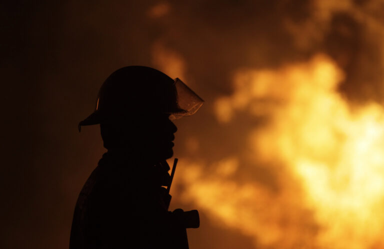 Senapred declara alerta roja en Curicó y Romeral por incendio forestal: Fuego está cercano a sectores poblados
