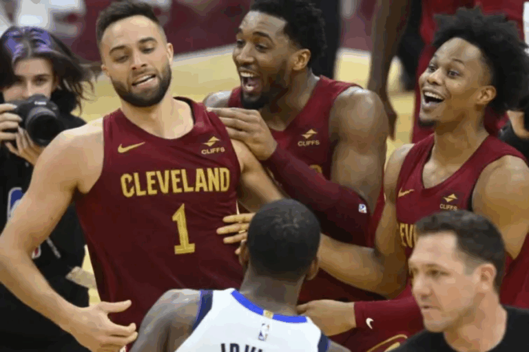 Así fue la espectacular canasta a larga distancia que le dio la victoria a los Cavaliers sobre los Mavericks