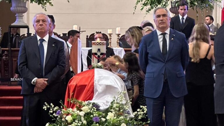 Chahuán da el último adiós a expresidente Piñera en su velatorio: 