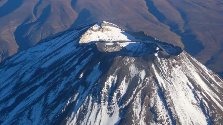 Turista chileno murió tras caer en abismo de 300 metros mientras escalaba volcán en Perú