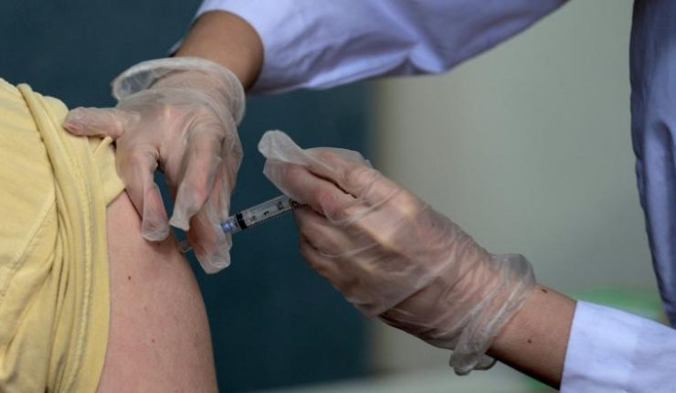 Exautoridades de Salud llaman a fortalecer campaña de vacunación contra COVID-19 ante alza de casos