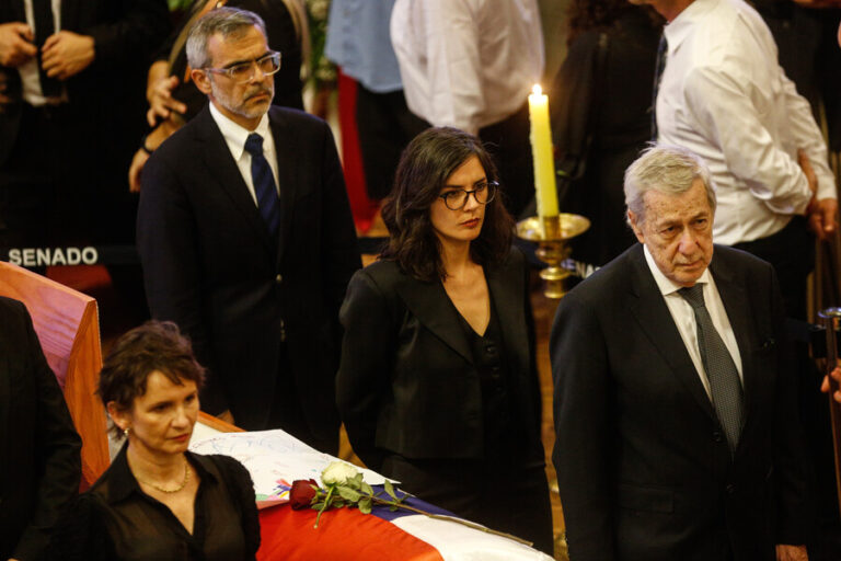 Min. Vallejo destaca gestión de expdte. Piñera tras hacer guardia de honor: “Genuinamente se movió para hacer avanzar al país”