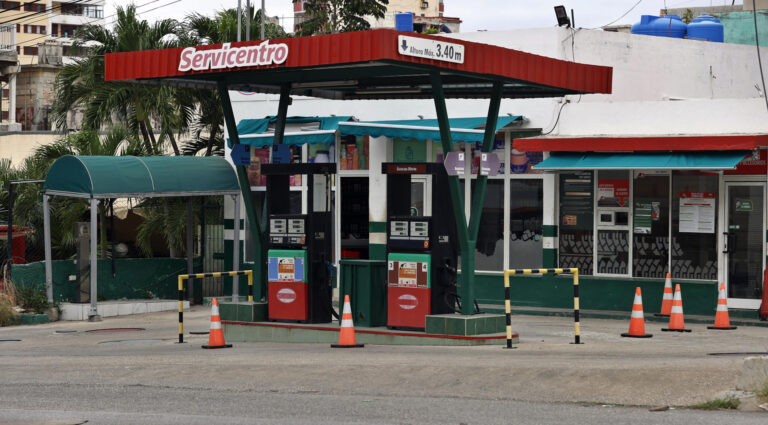 Cuba aplicará este viernes la pospuesta alza de 400% al precio de los combustibles