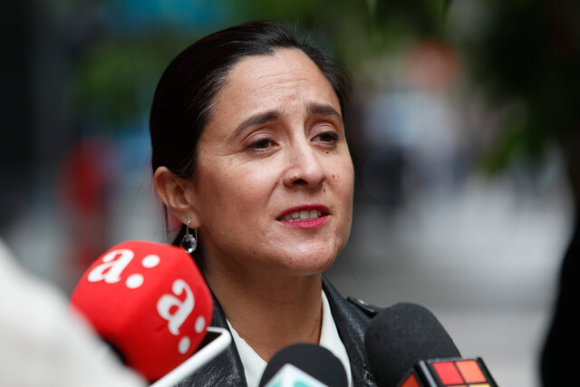 Contraloría dictamina que alcaldesa Peñaloza deberá elegir mecanismo de regulación de horas extras en Las Condes