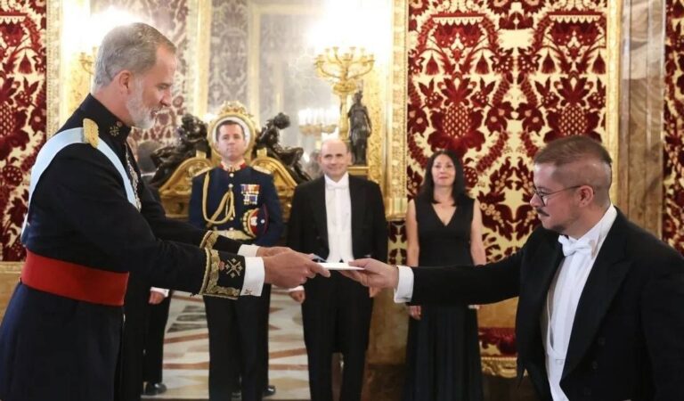 Polémica por ausencia del embajador de Chile en España a ceremonia ofrecida por el Rey: Cancillería explicó la situación