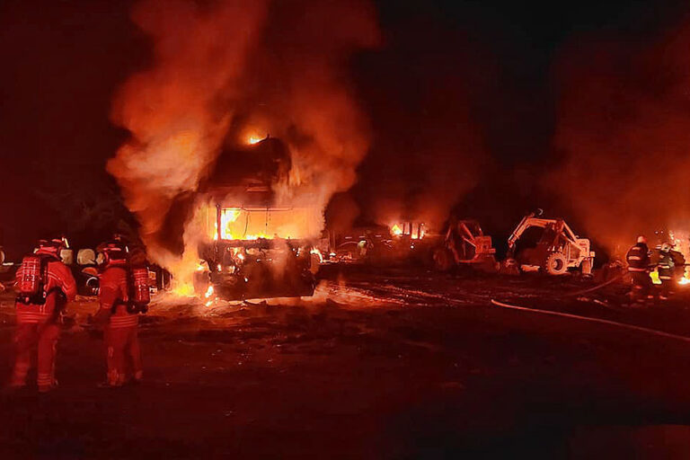 Registran ataque incendiario en predio de la provincia de Arauco: Incidente dejó dos maquinarias forestales quemadas