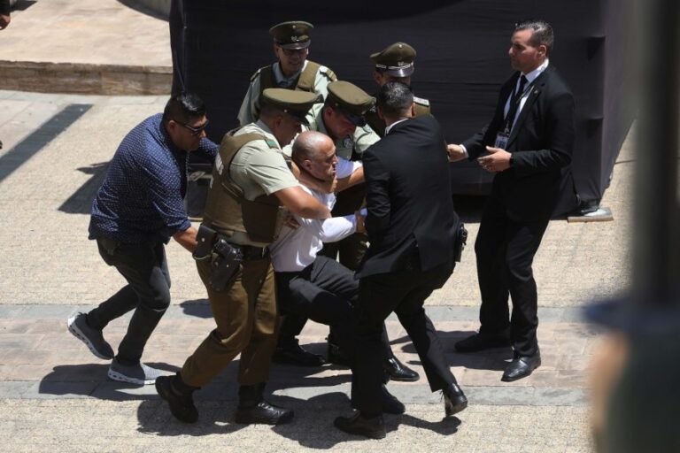 Detienen a hombre tras saltar vallas durante homenaje a Sebastián Piñera frente a La Moneda