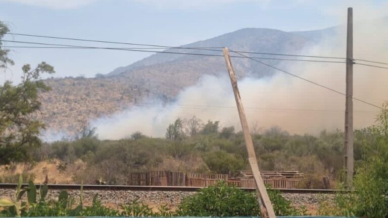 Solicitan evacuar sectores Villa La Dormida y El Molino en Tiltil por incendio forestal
