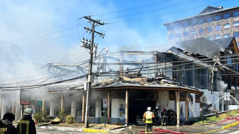 Fiscalía confirmó la muerte de cuatro personas tras incendio en mall chino: Municipio decreta dos días de duelo comunal