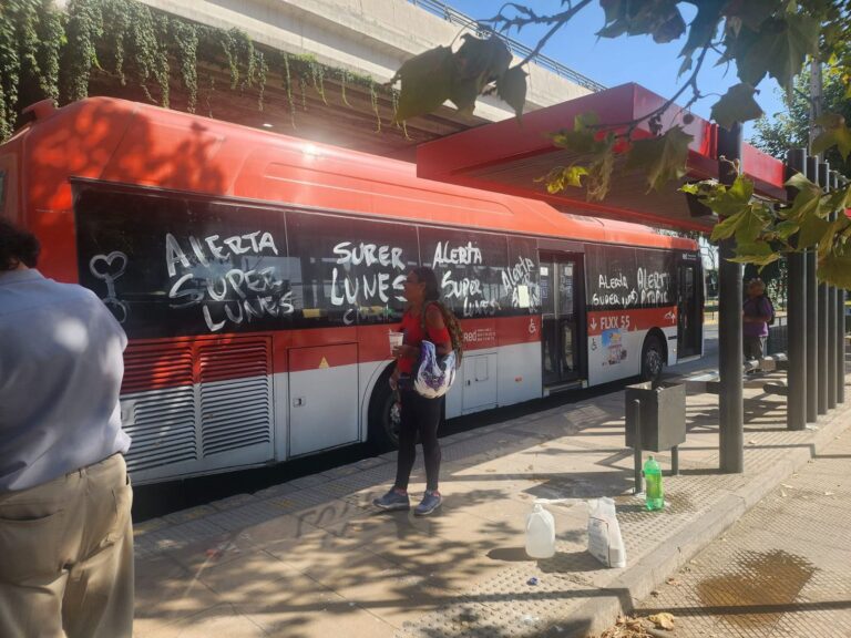 Con rayados en buses Red: Choferes anuncian paro del transporte público de Santiago para el 