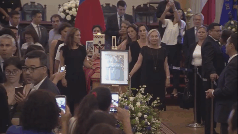 La emotiva guardia de honor de las mujeres de la familia Piñera en el velatorio del expresidente