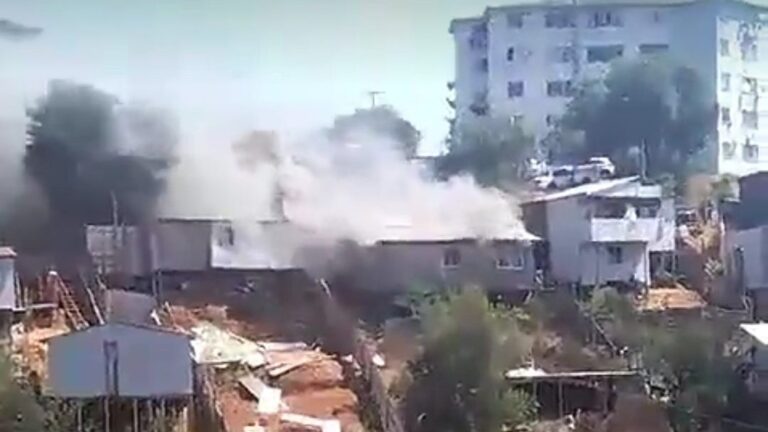 Incendio afecta viviendas en Viña del Mar: Al menos 5 equipos de Bomberos trabajan para controlar la situación