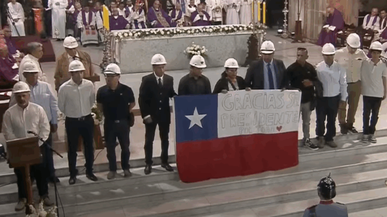 El emotivo homenaje de los mineros rescatados al expresidente Piñera: 