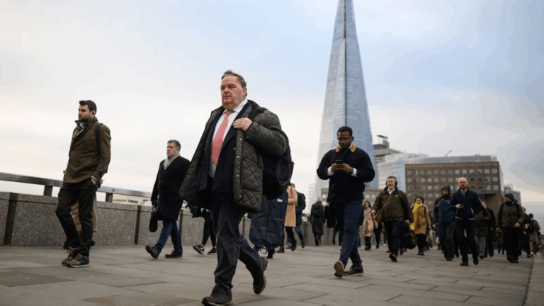 Semana laboral de 4 días en empresas de Reino Unido tuvo tanto éxito que decidieron mantenerla